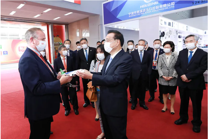 李克強(qiáng)總理巡視130屆廣交會(huì)展館 李克強(qiáng)總理巡視130屆廣交會(huì)展館