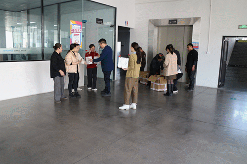 金橋銅業(yè)領(lǐng)導(dǎo)們?yōu)榕駛兣伤投Y品 金橋銅業(yè)領(lǐng)導(dǎo)們?yōu)榕駛兣伤投Y品